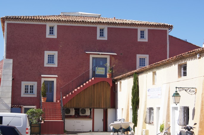 This house was for sale. A nice restuarant below. I wonder?